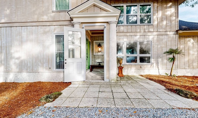 Epworth Acres House | Elegant house in St. Simons Island - two ponds, pool, & wood-burning fireplace