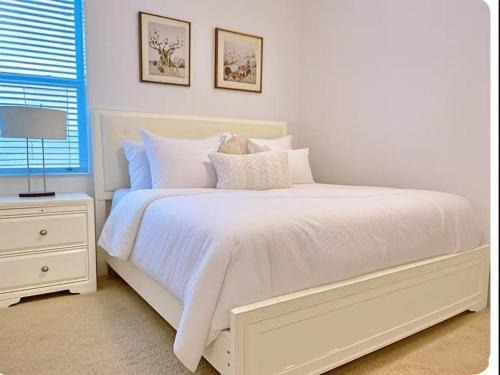Loughman House | Elegant King or Queen Suite Rooms -Private Bath-5 Star Resort-Pool-SPA-Club-Disney-Water Park-WiFi-Smart TV