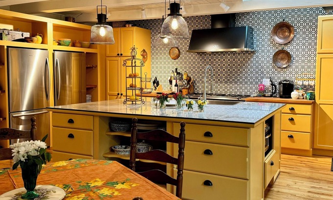 Hendersonville Bed & Breakfast | Elegant King Size Suite in Historic Hendersonville Home With Gourmet Breakfast