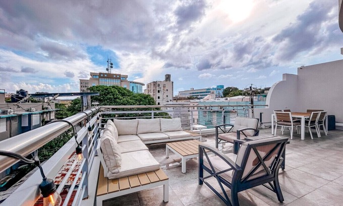 Santurce Villa | Elegant Modern PH W/Balcony & Parking