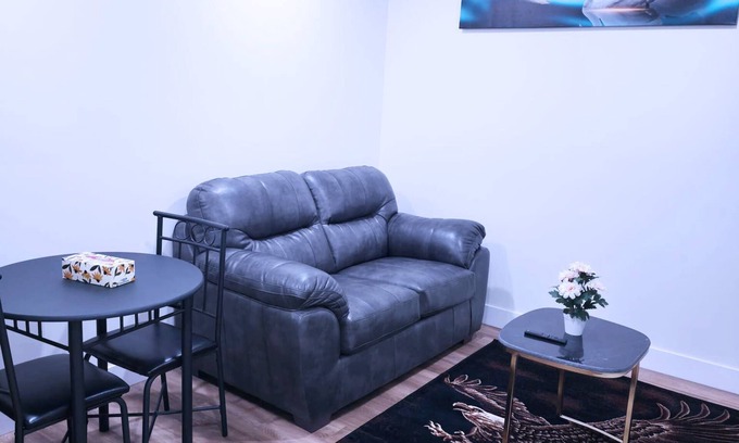 Regina House | Elegant Modern Suite with Free Parking near Parks, Malls & Transit