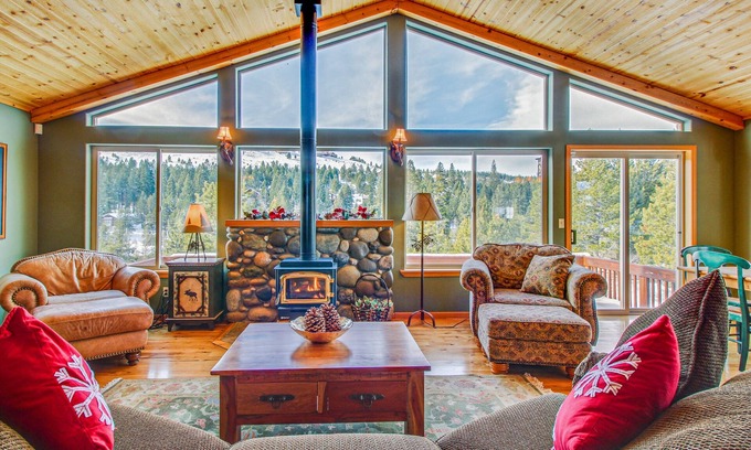 Truckee House | Elegant Mountain Retreat, Shared Hot Tub, Pool, & Resort Amenities - Near Beach