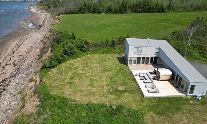 Lismore House | Elegant Oceanfront Escape - hot Tub & Sauna - Private