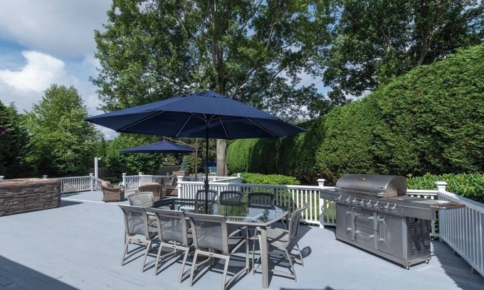 Syosset House | Elegant private resort style North Shore home