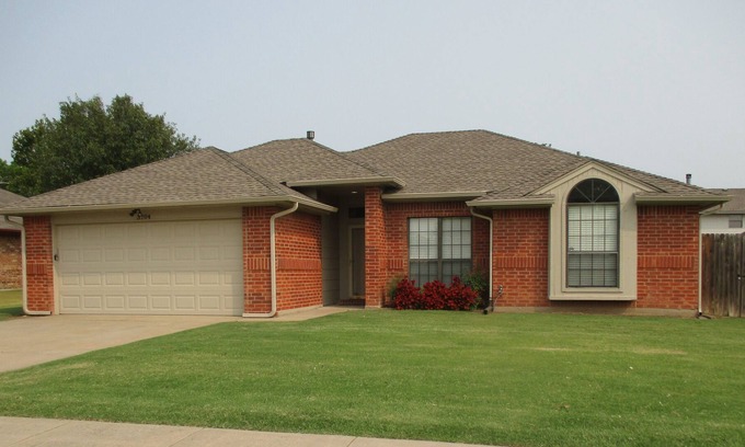 Moore House | ELEGANT REMODELED MOORE HOME 8 MILES TO OU & 15 MILES TO OKC BRICKTOWN
