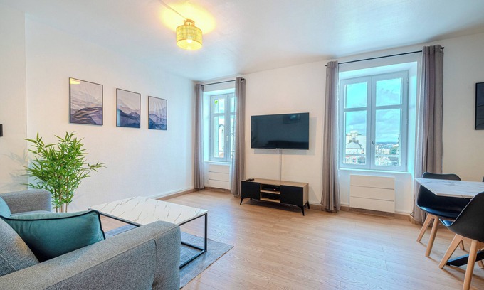 Limoges Apartment | Elegant renovated apartment in Limoges, near train station!