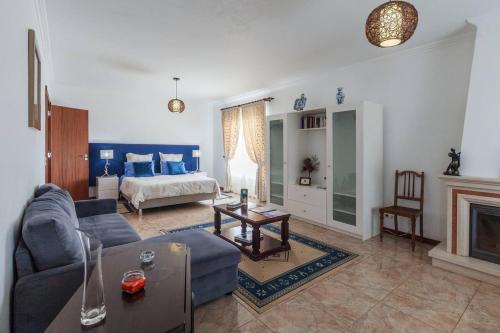 Caloura House | Elegant residence with jacuzzi in Agua De Pau