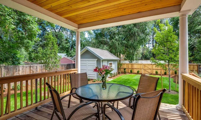 University North House | Elegant & Spacious Retreat in the Heart of Old Town – Perfect for Groups