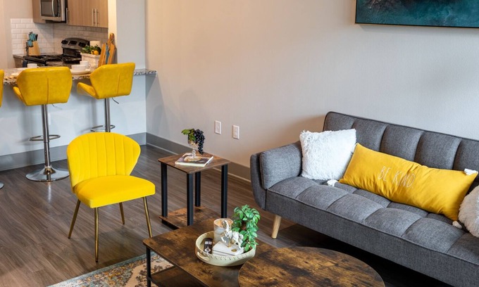 Lake Highlands Apartment | Elegant suite w/ FREE parking & gym near Arboretum