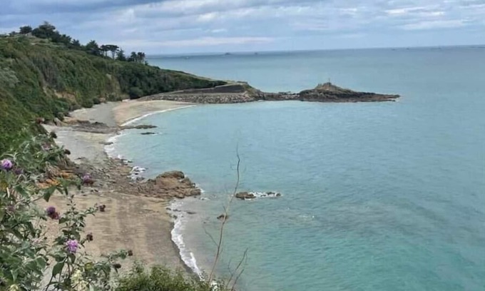 Binic Apartment | Elegant T3 outbuilding with sea view and direct GR34 access - Coastal escape guaranteed!