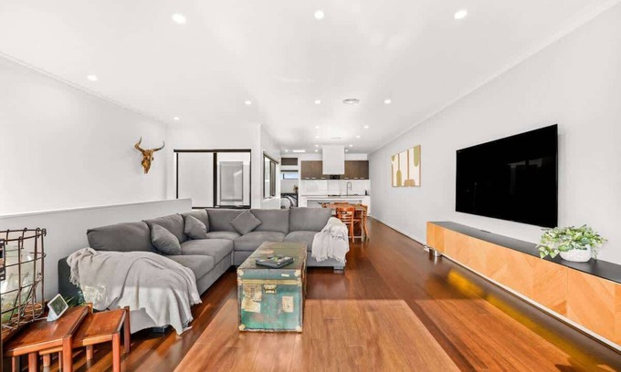 Coburg North House | Elegant Townhouse in Coburg North with parking