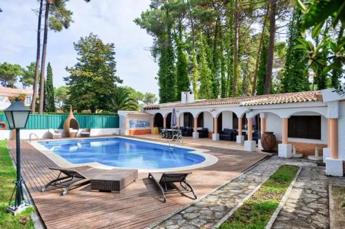 Verdizela Villa | Elegant Villa in Corroios with Private Pool