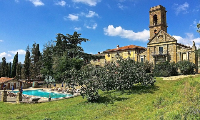 Ciggiano House | Elegant Villa with Valley