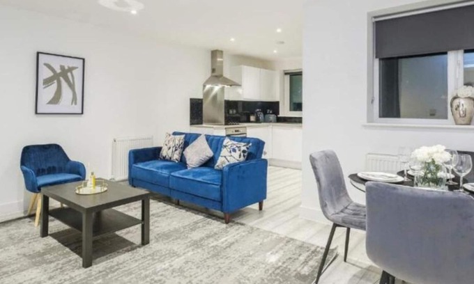 Southend-on-Sea Apartment | Elegant & Well-Lit 1BR City Centre Nr High St & Southend Beach by Luxiety Stays