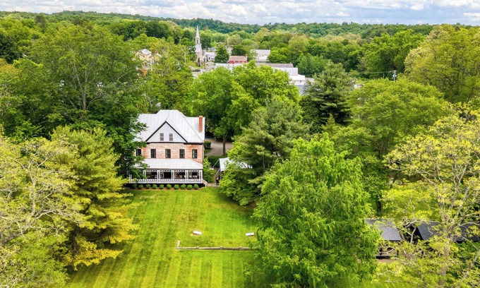 Leeds House | Elizabeth House by AvantStay | Historic Event Manor w/Cabins + Pool | Sleeps 20