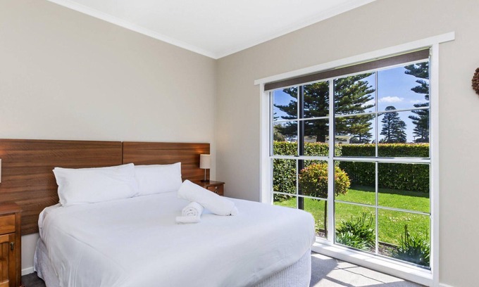 Port Fairy House | Elizas Townhouse - Just a stones throw to Port Fairy's town centre, and Moyne River at your doorstep