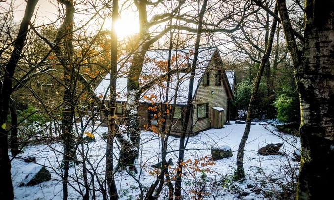 Farley Cabin | Ellastone; woodland lodge for 8 with hot tub, log burner, BBQ, near Alton Towers