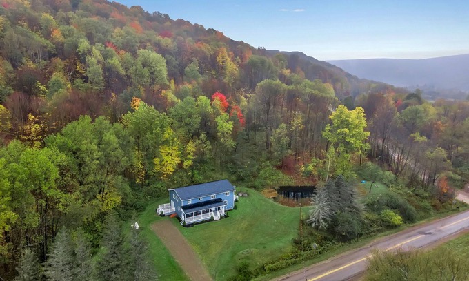 Salamanca Ski Chalet | Ellicottville Chalet 3 Miles From Village on a secluded lot w/pond