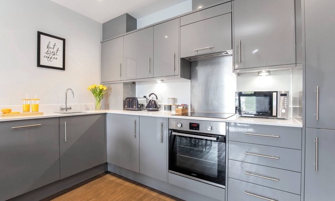 Gloucester Apartment | Elliot Oliver -Stylish 2 Bedroom Apartment With Parking In The Docks