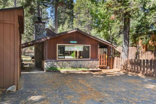 Tahoma House | Elm Street Getaway Sleeps 8