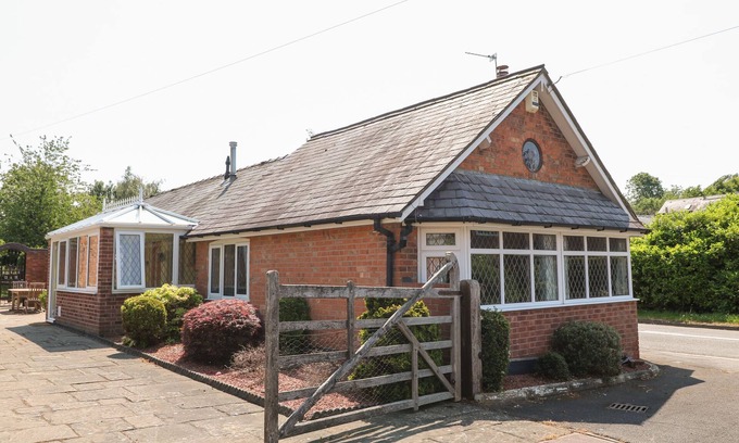 Melton Mowbray Cottage | ELM TREE COTTAGE, family friendly, with a garden in Melton Mowbray