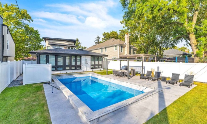 Elmhurst Apartment | Elmhurst Luxury 4BR w/Pool, Fenced Yard, Downtown