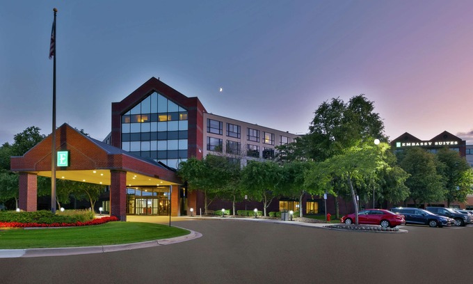 Auburn Hills Hotel | Embassy Suites by Hilton Auburn Hills