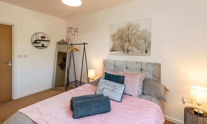 Warrington Apartment | Emerald Blossom-2 Bed Apartment.Sleeps 4.Central Warrington,WiFi,Parking.Smart T