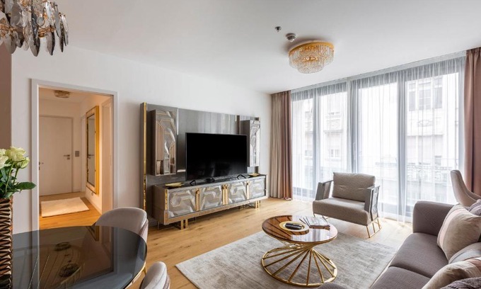 Inner City Budapest Apartment | Emerald Luxury Downtown Apartment with Free Sauna & Gym