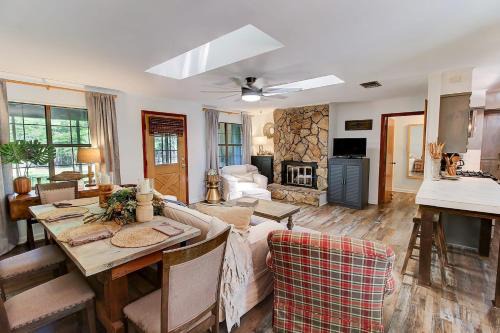 Shreveport House | Emerald Point Cabin Lakefront With Kayaks & Canoes