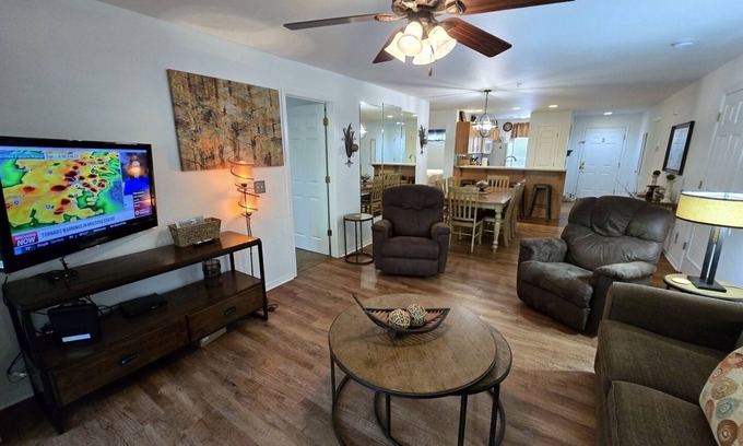 Hollister Condo | Emerald Pointe~Lakefront~Walk-In~3 Kings
