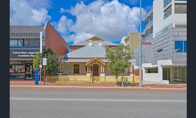 Perth Hostel | Emu Backpackers Perth - note - Valid Passport required for check in
