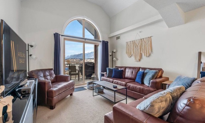 East Kootenay Apartment | En Pointe | Top Floor | Pool | Hot Tub | Gym