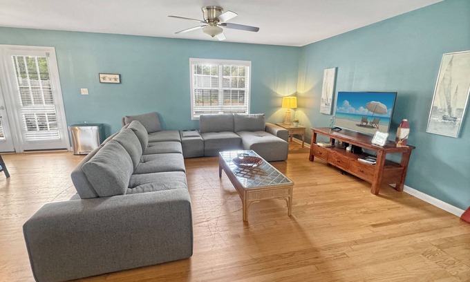 Wilmington House | Enchanted Blues ~ Near UNCW, 2 Miles to Beach, Bikes