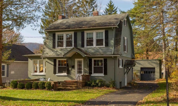 West Elmira House | Enchanted Cottage on Glen