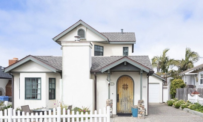 Cayucos House | Enchanting 2-bedroom home half a block to the beach