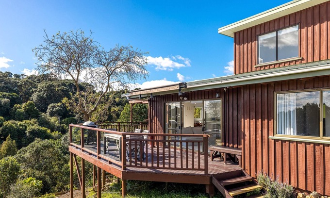 Waiheke Island House | Enclosure Bay Views - Enclosure Bay Views is a modern 2 bedroom family home with 2 bathrooms located just a stones throw from the stunning swimming beach of Enclosure Bay. Enclosure Bay Views is a comfortable, family friendly and affordable holiday h