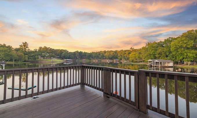 Wise House | Endless Summer | 10 ft Water Depth | Amenities Galore