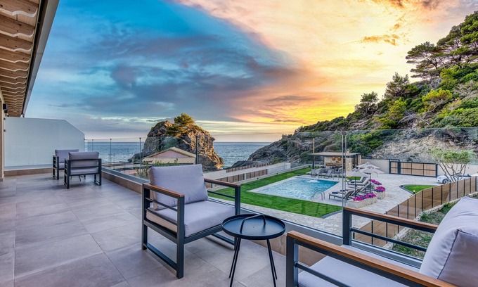 Parelia Villa | Enjoy a private swimming pool & a barbecue station just 2 steps from the beach.