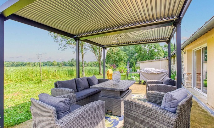Septfonds House | Enjoy a relaxing and pleasant vacation in this tasteful and individual vacation apartment.