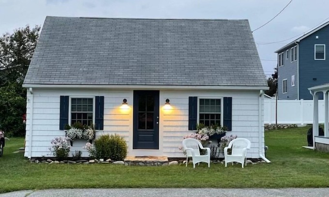 Narragansett Cottage | Enjoy a Relaxing Time in Narragansett, 2 Blocks From The Beach