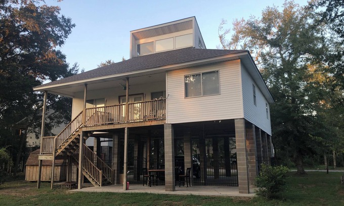 Mandeville House | Enjoy a stay at this quaint 3 bedroom 2 bath home near downtown Mandeville.