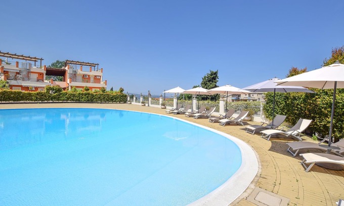 Pizzo Apartment | Enjoy a wonderful sea view in this vacation apartment with community pool.