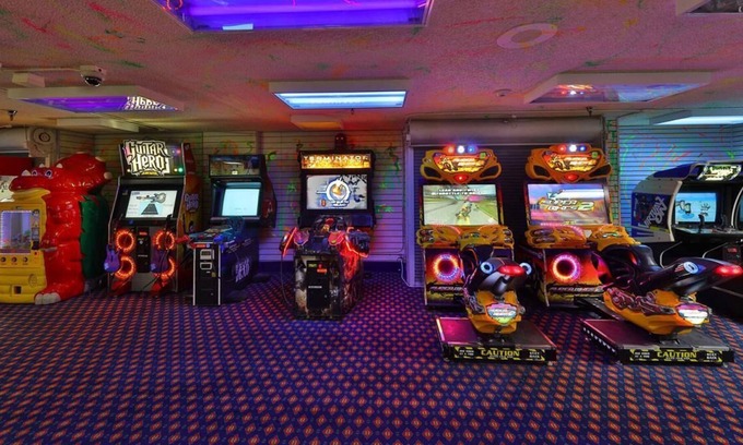 Laughlin House | Enjoy Casinos And Nightlife! 4 Spacious Units In The Heart Of Laughlin! Bar!