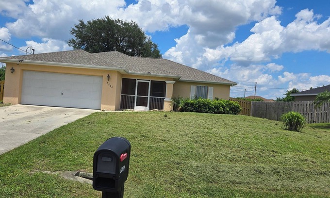 Lehigh Acres House | Enjoy Sunny Florida weather and endless sight seeing, beaches, and fishing.