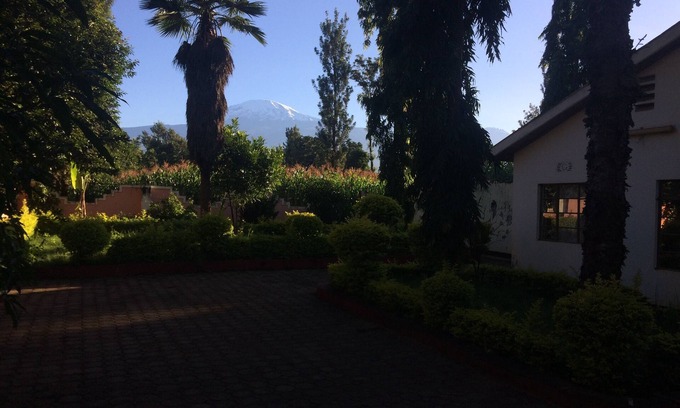 Moshi House | Enjoy the beautiful scene of tallest mountain in Africa when staying with us.