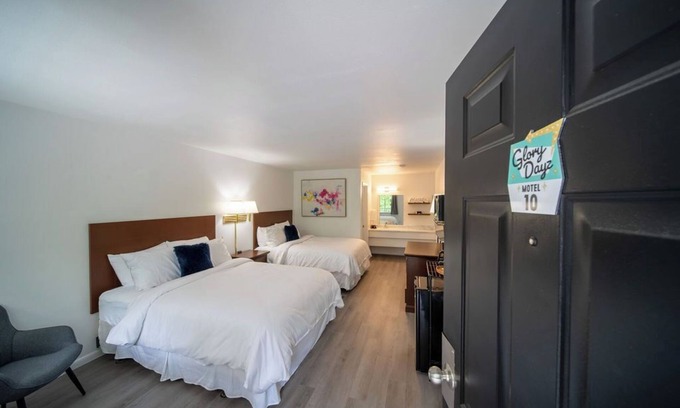 Eureka Springs Resort | Enjoy the charm of Queen Suite Number 10 at GloryDayz!