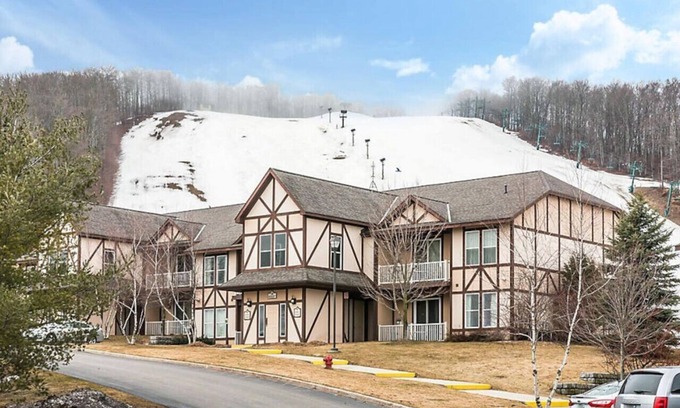 Boyne City Apartment | Enjoy the family for ski adventures in 2BD condo with resort amenities