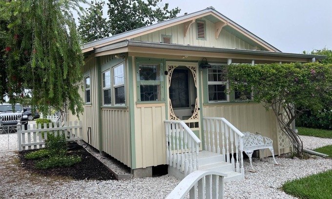 East Naples Cottage | Enjoy this historic cottage in the heart of town, 5 minutes from 5th Ave/Beach!