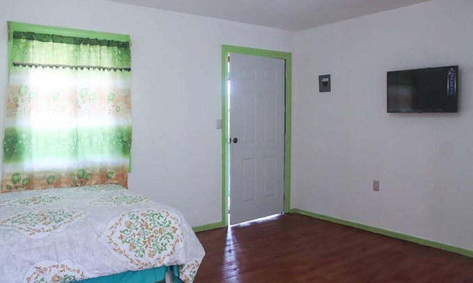Politilly Bight House | Enjoy vibrant sunsets, gorgeous ocean views and a warm tropical breeze in Roatan